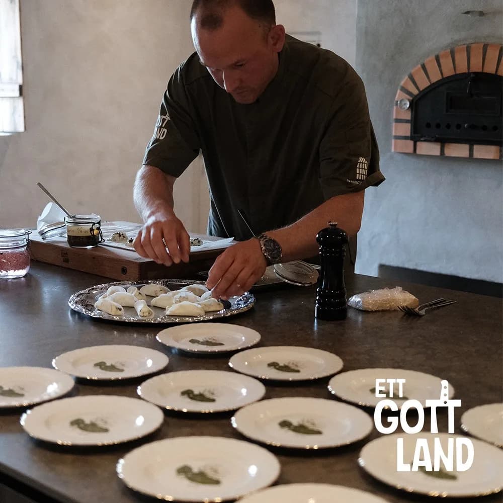 Ett Gott Land – matlagning med Gabriel Jonssons vägledning i hans nya matstudio på Gotland